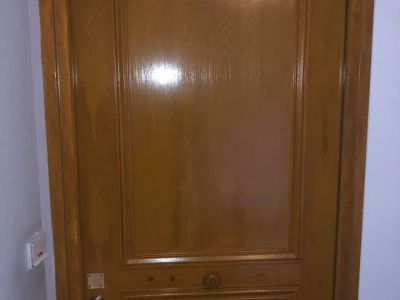 Porte d’entrée de studio en faux bois,Paris 18